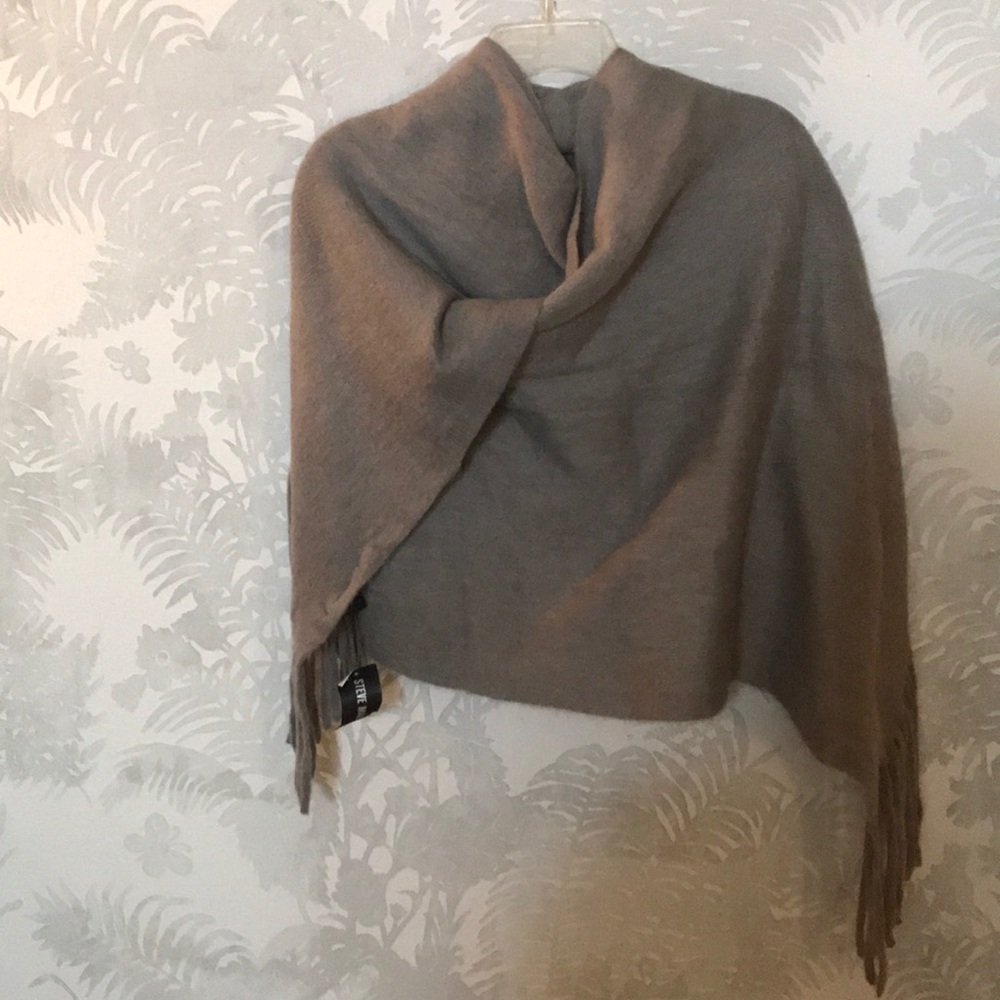 NWOT, STEVE MADDEN, Shawl
